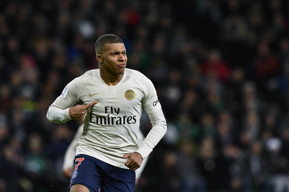   金智媛黑色职业装美图来袭